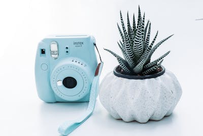 Instax Mini 99: Menghidupkan Kembali Pesona Fotografi Instan di Era Kamera Digital