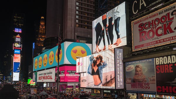 Teknologi AI Prediksi Dalam Mengoptimalkan Waktu Tampilan Iklan