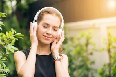 Suara yang Menghubungkan: Fenomena Kenaikan Popularitas Konferensi Audio